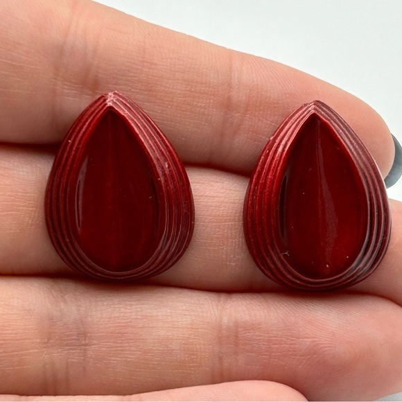 Vintage 80's Lipstick Cherry Red Lightweight Textured Teardrop 3D Stud Earrings - Picture 5 of 8
